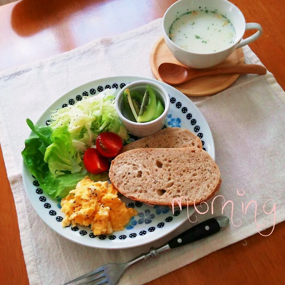 カンパーニュで朝ごはん|えるえるさん