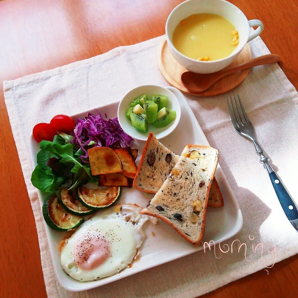 Snapdishの料理写真:さつまいものパンで朝ごはん|えるえるさん