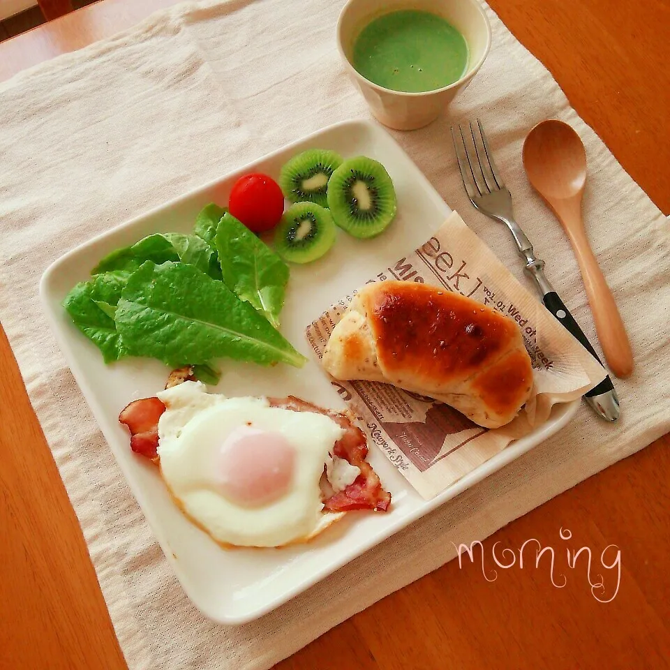 ロールパンで朝ごはん|えるえるさん