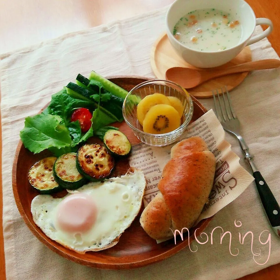 ゴマとくるみのパンで朝ごはん|えるえるさん