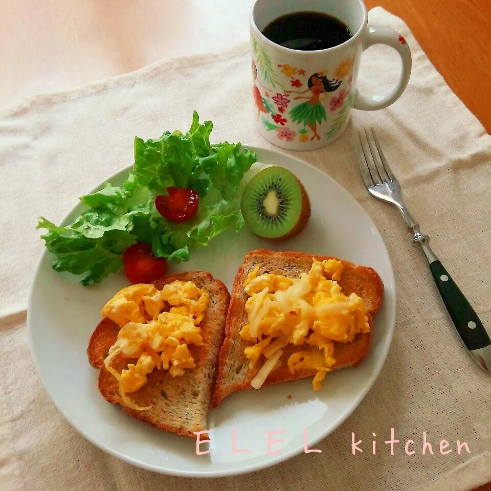 ゴマ食パンで朝ごはん　|えるえるさん