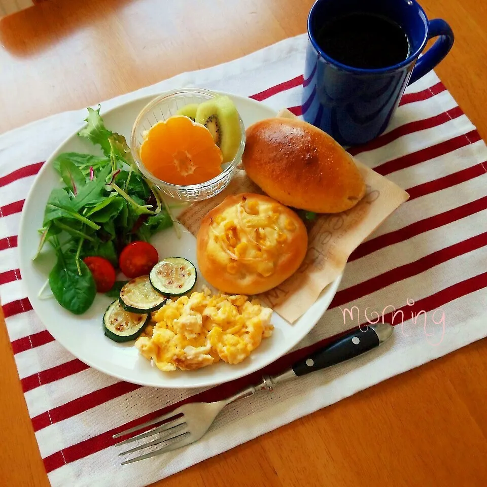 コーンパンで朝ごはん|えるえるさん