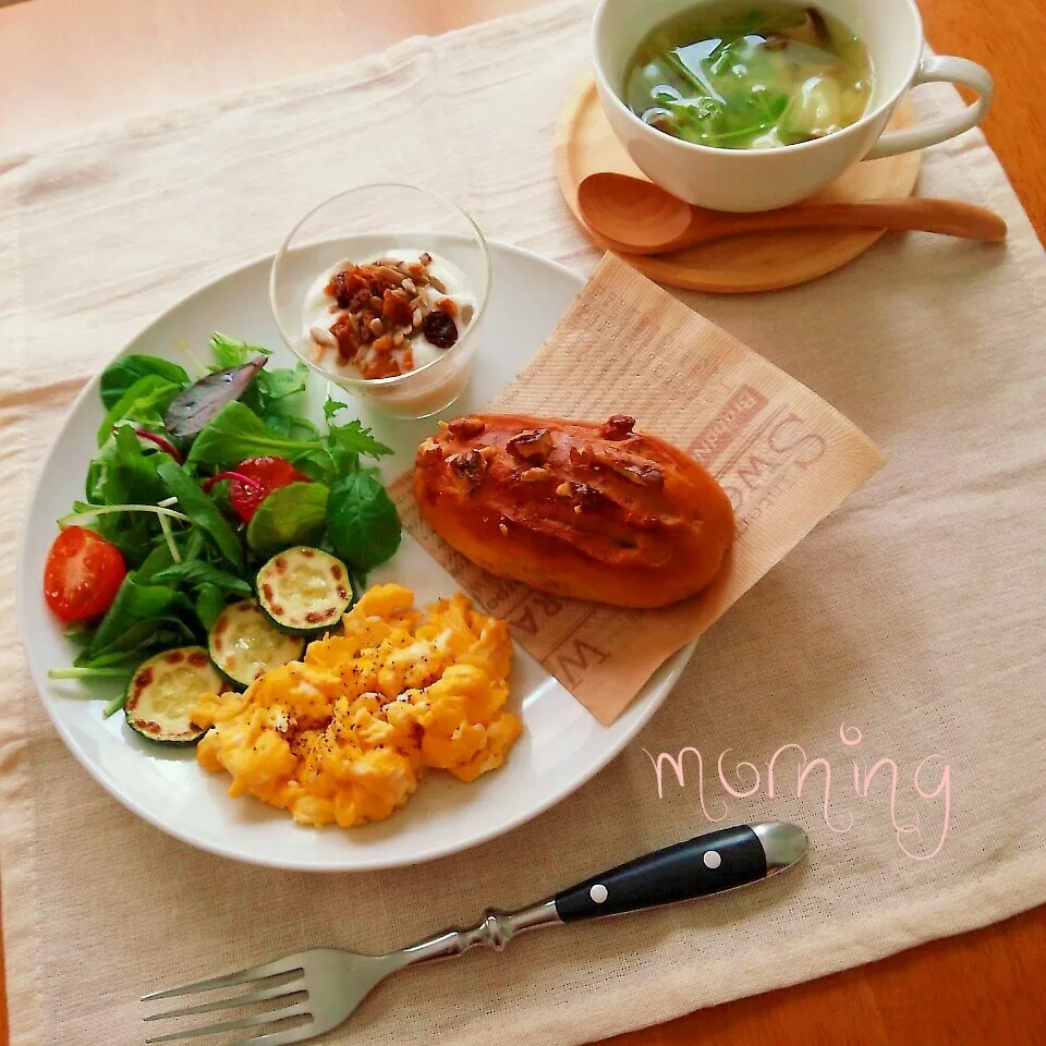 ナッツパンで朝ごはん|えるえるさん