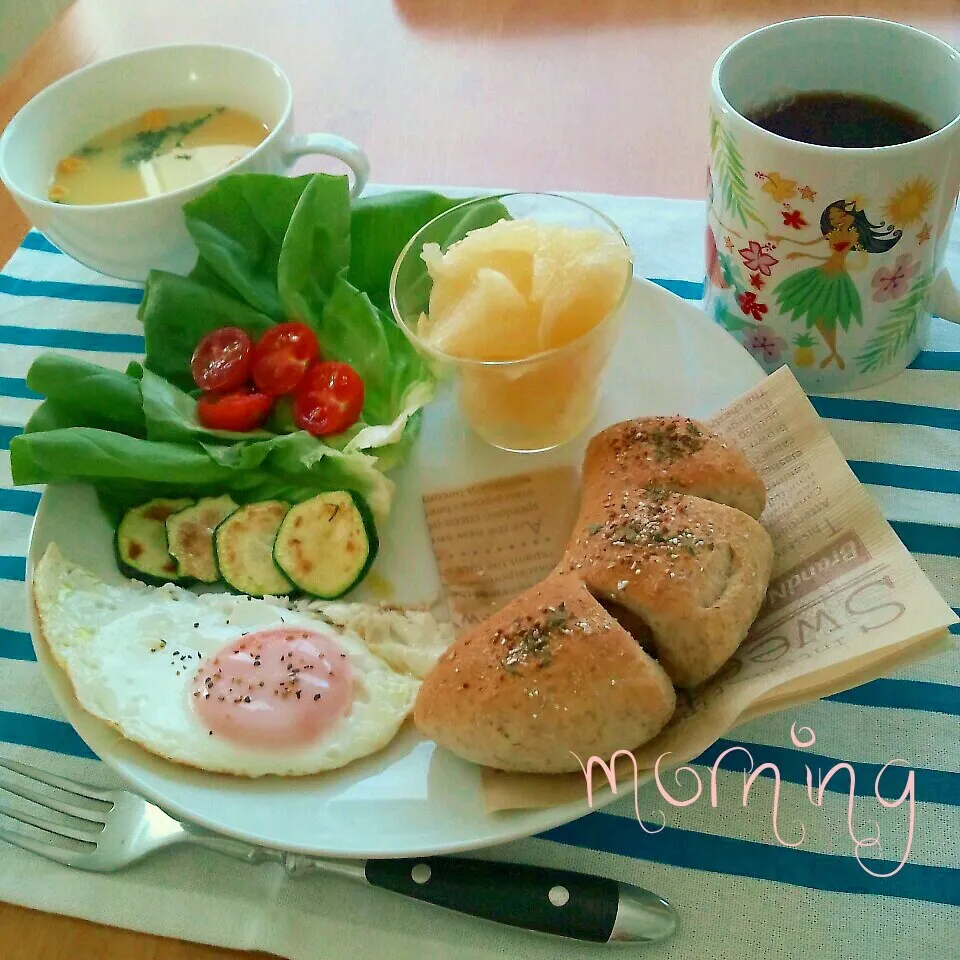 ウインナーパンで朝ごはん|えるえるさん