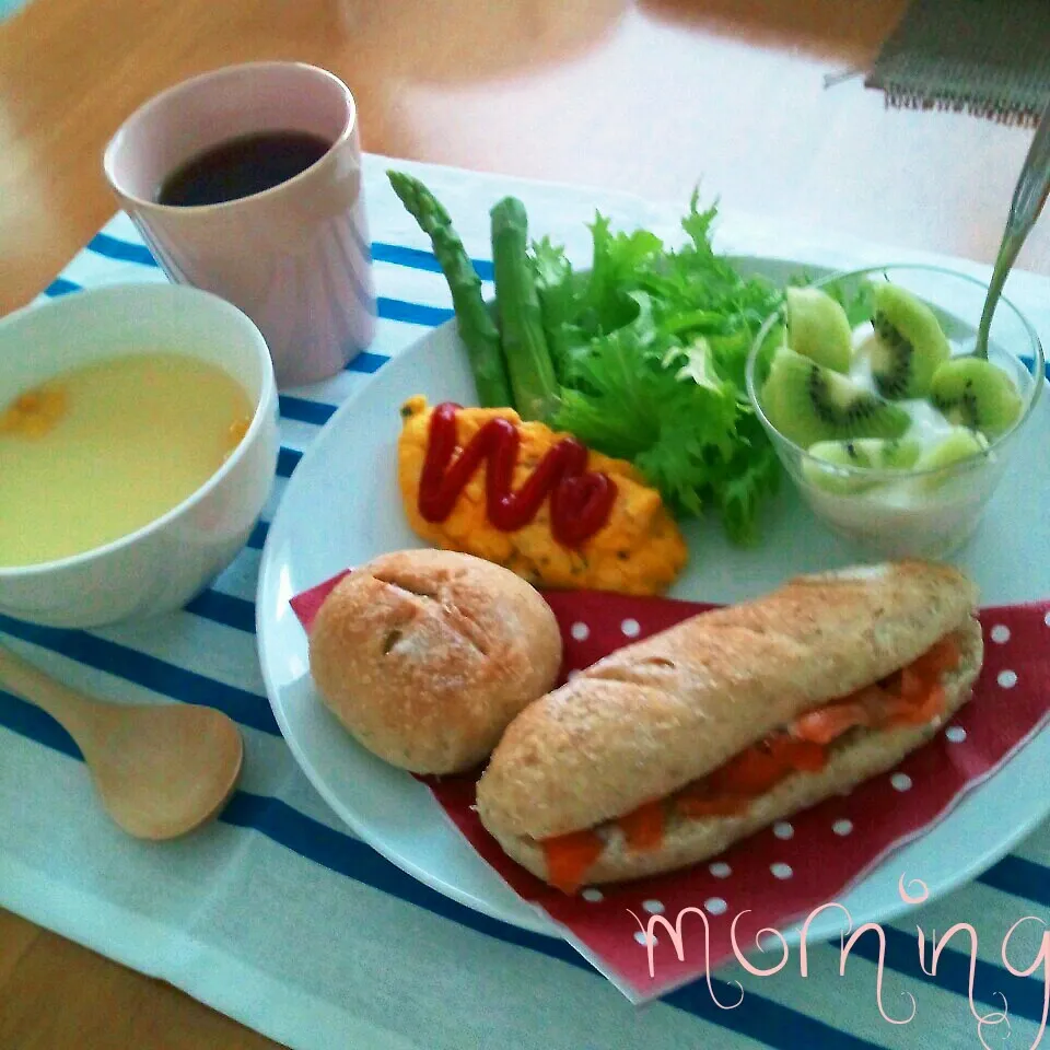 サーモンサンドで朝ごはん|えるえるさん