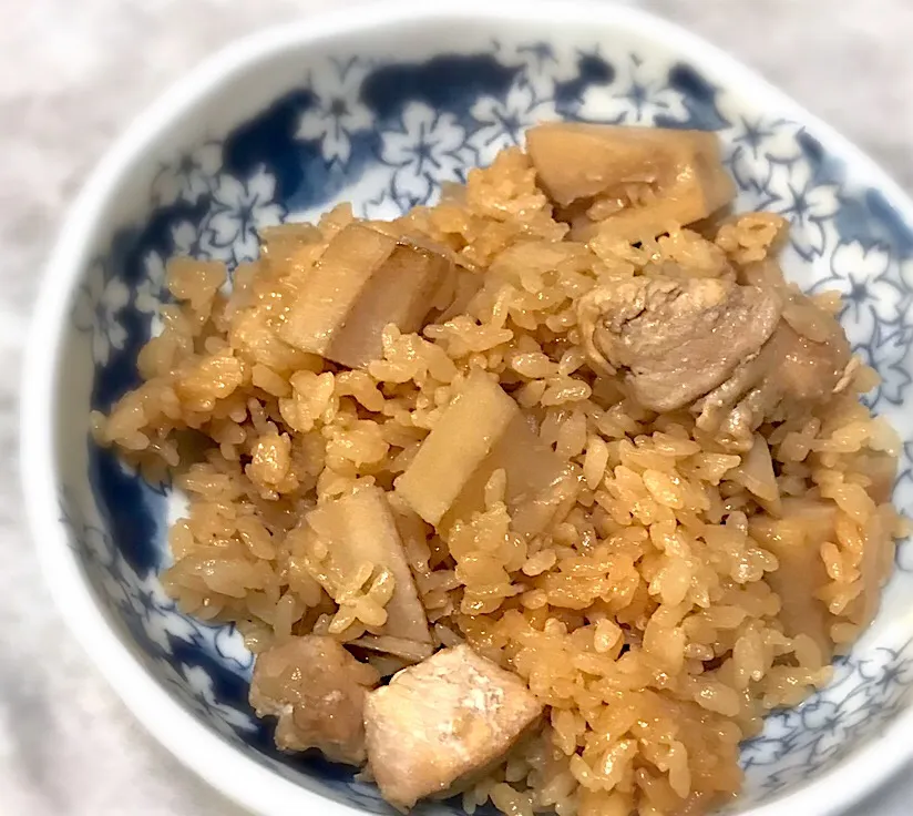 今夜は、鶏肉とれんこんの炊き込みご飯を頂きます🎉
出し汁で煮込んでから炊き込んだので、味が染みて、激美味です😙👍🎵|ギムレットさん