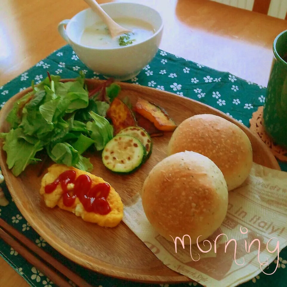 オリーブパンで朝ごはん|えるえるさん