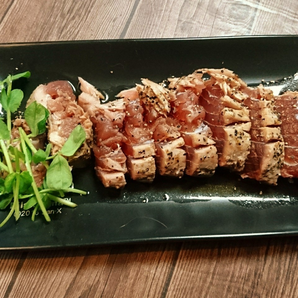 キハダマグロのレアステーキ