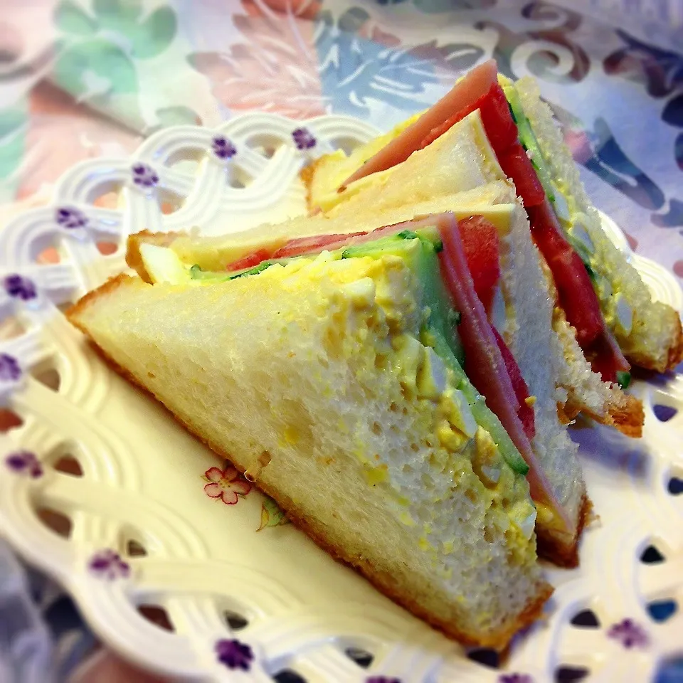 Triangular cut sandwiches|meIna ＆ keInaさん