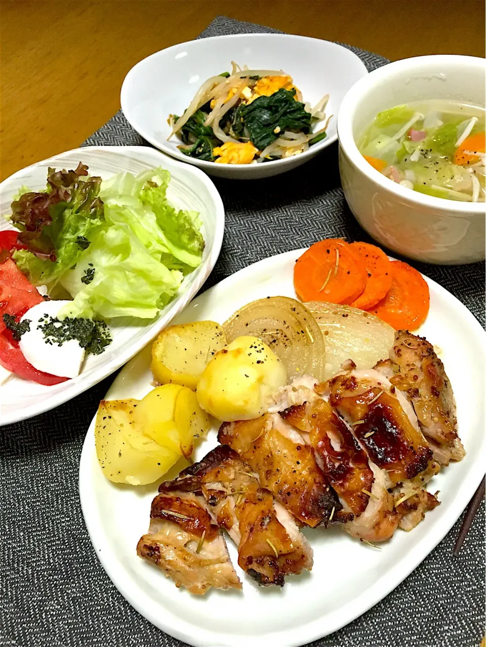 Snapdishの料理写真:鶏ハニーマスタード焼き🐔カプレーゼ🍅ほうれん草ともやしの卵炒め🐣野菜スープ🌽|くっきいママさん