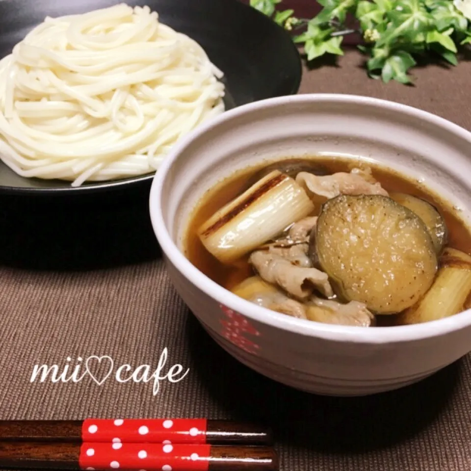 ごま油香る♪焼きねぎと茄子の肉汁つけうどん♡|みぃさん