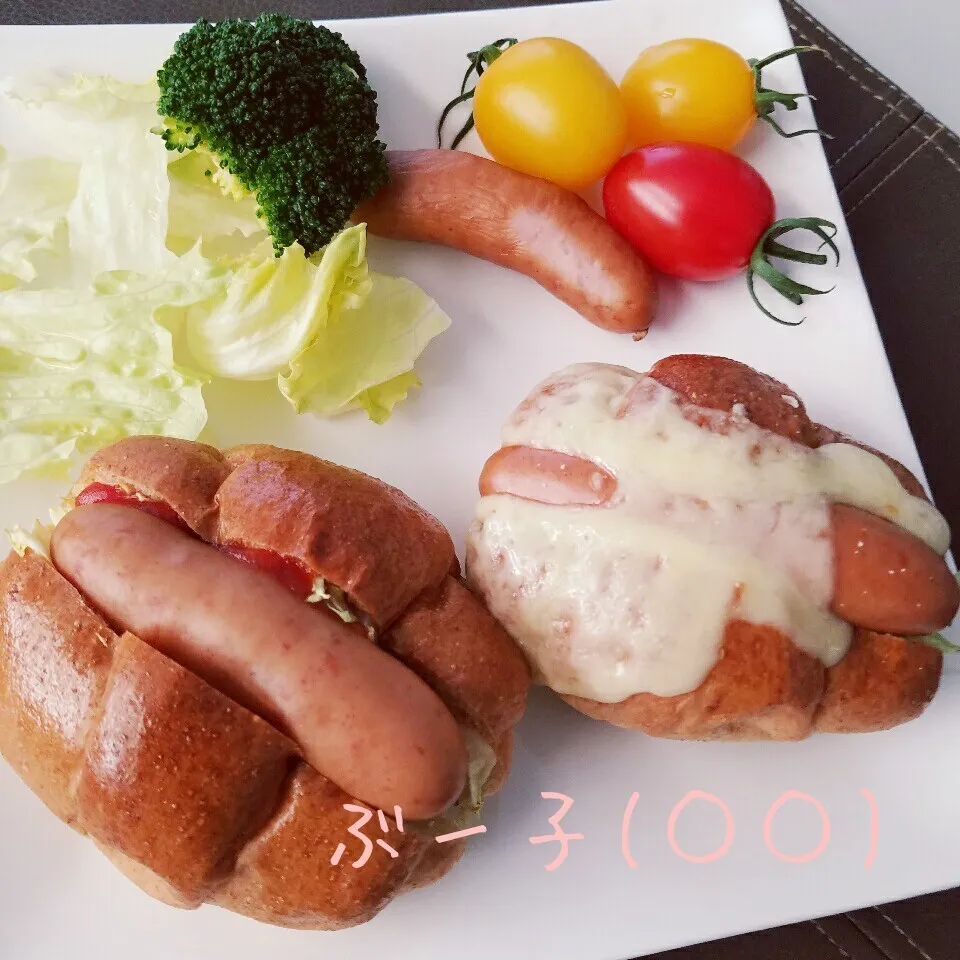 Snapdishの料理写真:全粒粉ロールパンでホットドッグ|ぶー子さん