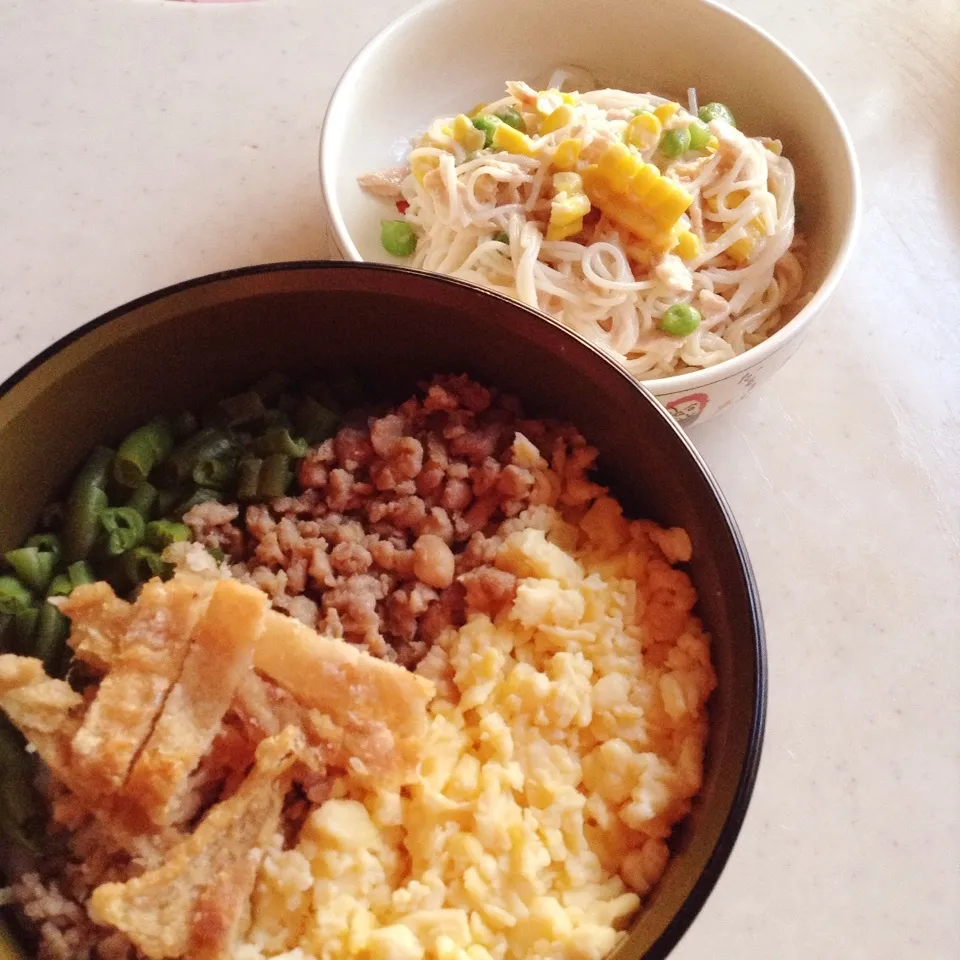 三色丼 パリパリ鶏皮 と ツナコーン素麺サラダ|きょうさん