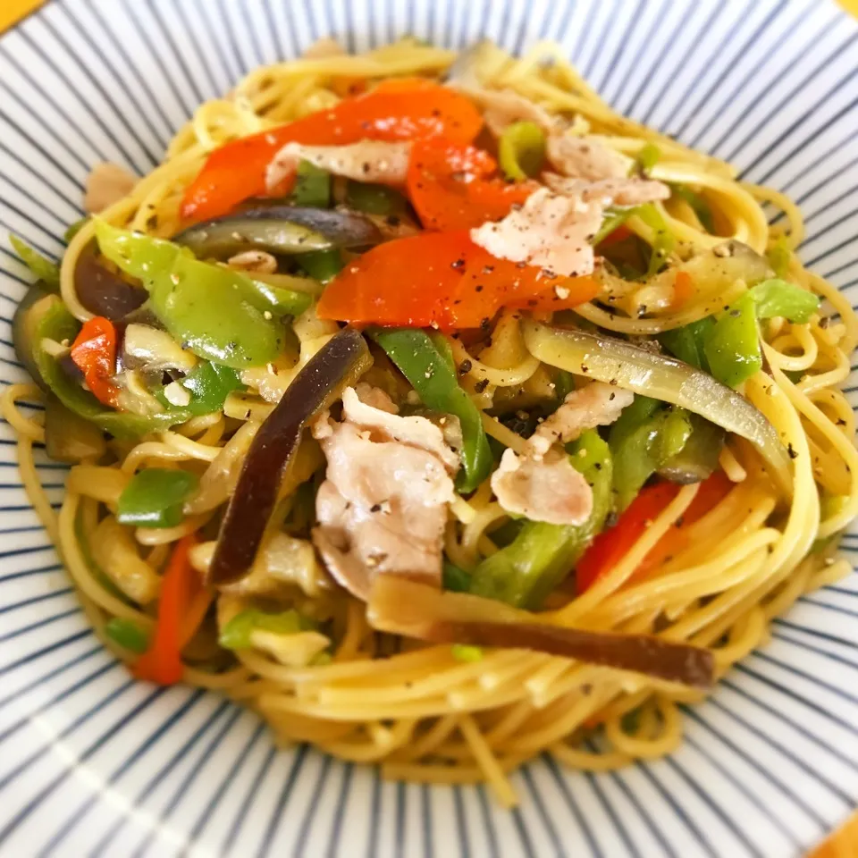 夏野菜と豚肉のにんにく醤油ワンパンパスタ🍝|Sakiko Daichoさん