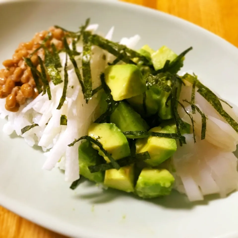 Snapdishの料理写真:ヘルシーアボカド丼風🥑|Sakiko Daichoさん