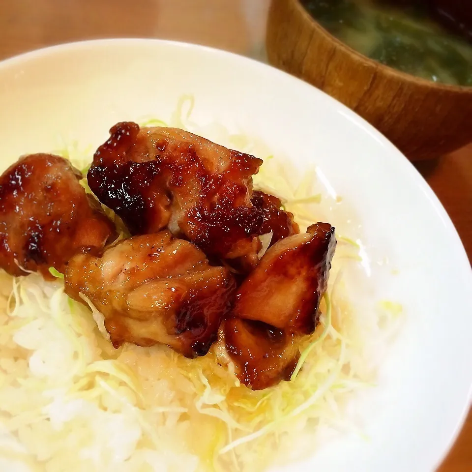 Snapdishの料理写真:テリッテリ☆照り焼きチキン丼&地元ワカメのお味噌汁|okikaさん