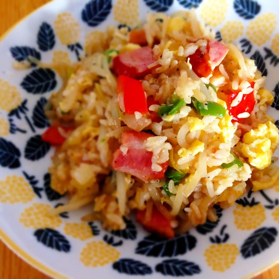 Snapdishの料理写真:厚切りベーコンのニンニク醤油炒飯のお昼ごはん😊|Sakiko Daichoさん