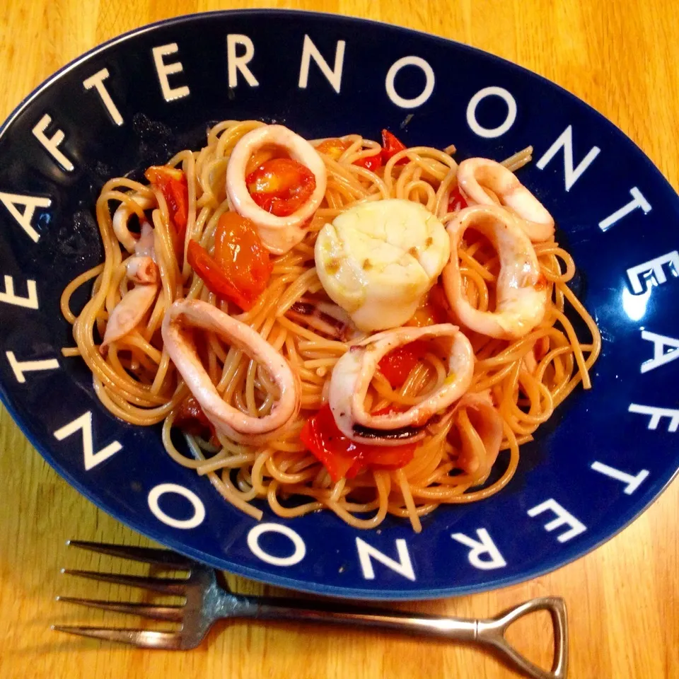 Snapdishの料理写真:イカとホタテとミニトマトのニンニク醤油パスタ😊|Sakiko Daichoさん