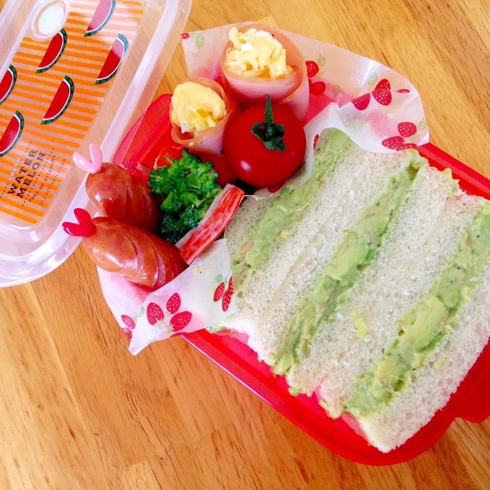 Snapdishの料理写真:アボカドとツナのサンドイッチのお弁当^_^|Sakiko Daichoさん