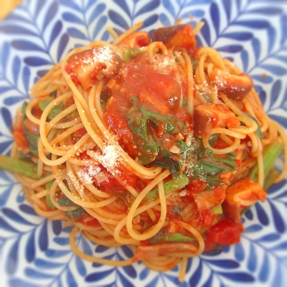 Snapdishの料理写真:ほうれん草と椎茸とベーコンのトマトソースパスタ|Sakiko Daichoさん