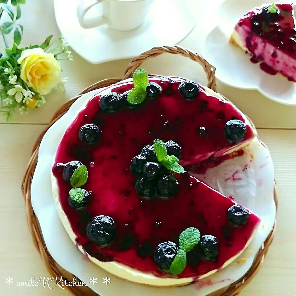 Snapdishの料理写真:混ぜるだけ簡単レアチーズケーキのたっぷりブルーベリーソース|るんるんママsmile*N*kitchenさん