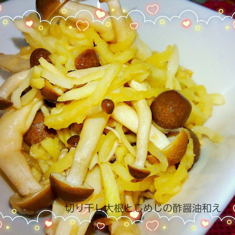 Snapdishの料理写真:生姜が効いてる🎵切り干し大根としめじの酢醤油和え|あんみっちゃんさん