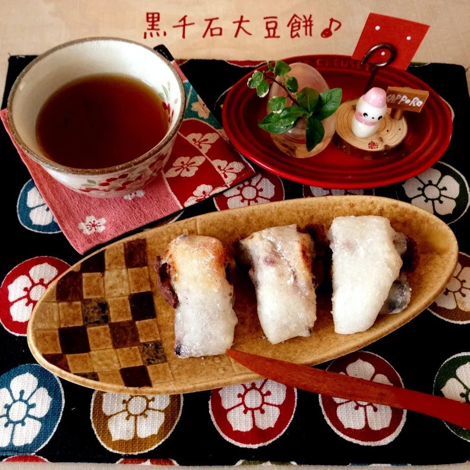 Snapdishの料理写真:あんこ入り黒千石大豆餅♪|naonaomimichanさん