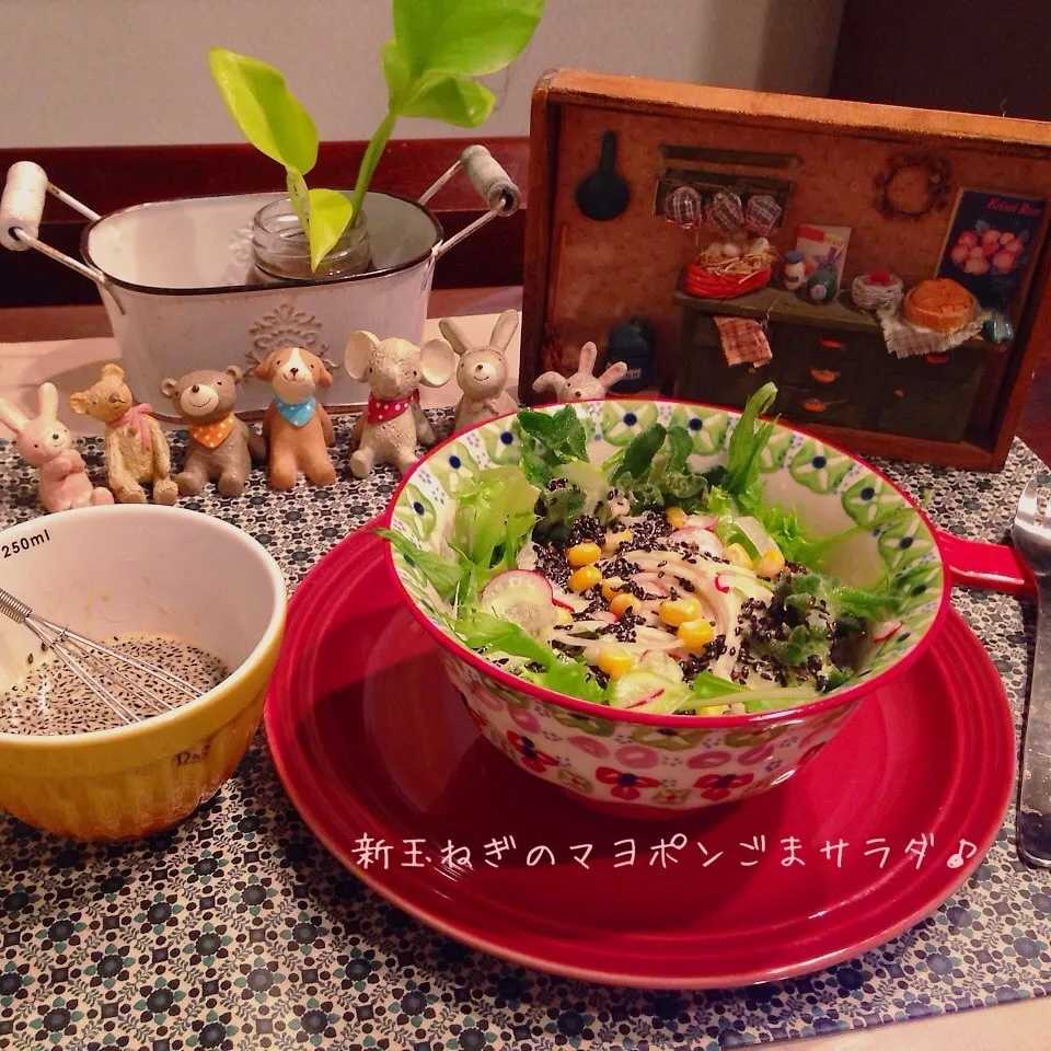 Snapdishの料理写真:新玉ねぎのマヨポンごまサラダ♪|naonaomimichanさん