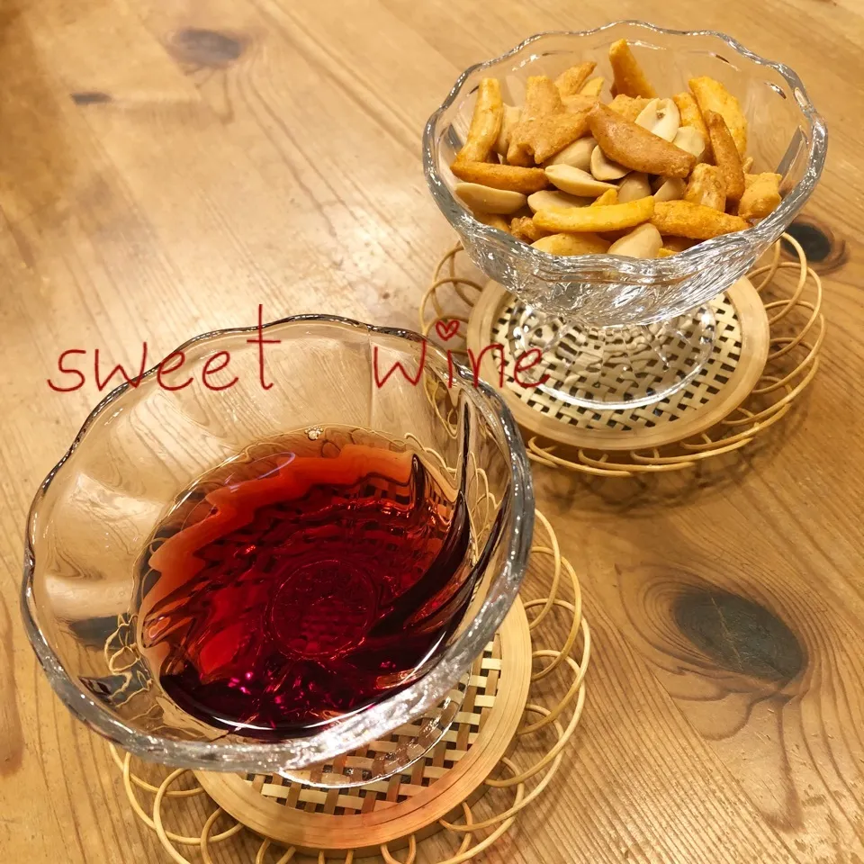 Snapdishの料理写真:ワイン🍷 明太マヨ柿の種|あとさん