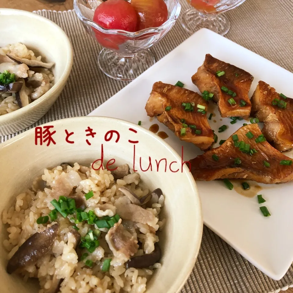 豚ときのこの炊き込みご飯🌿まねっこ🐷|あとさん