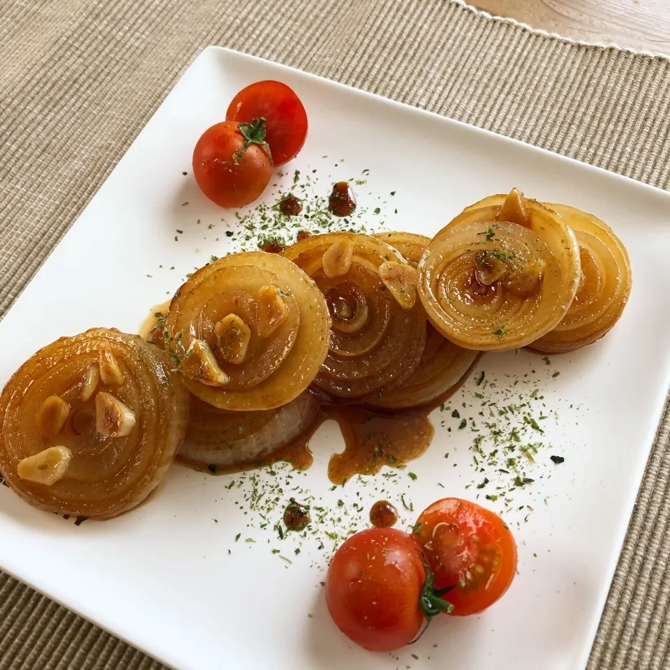 Snapdishの料理写真:新玉ねぎステーキ🤗 バター醤油 まねっこ|あとさん