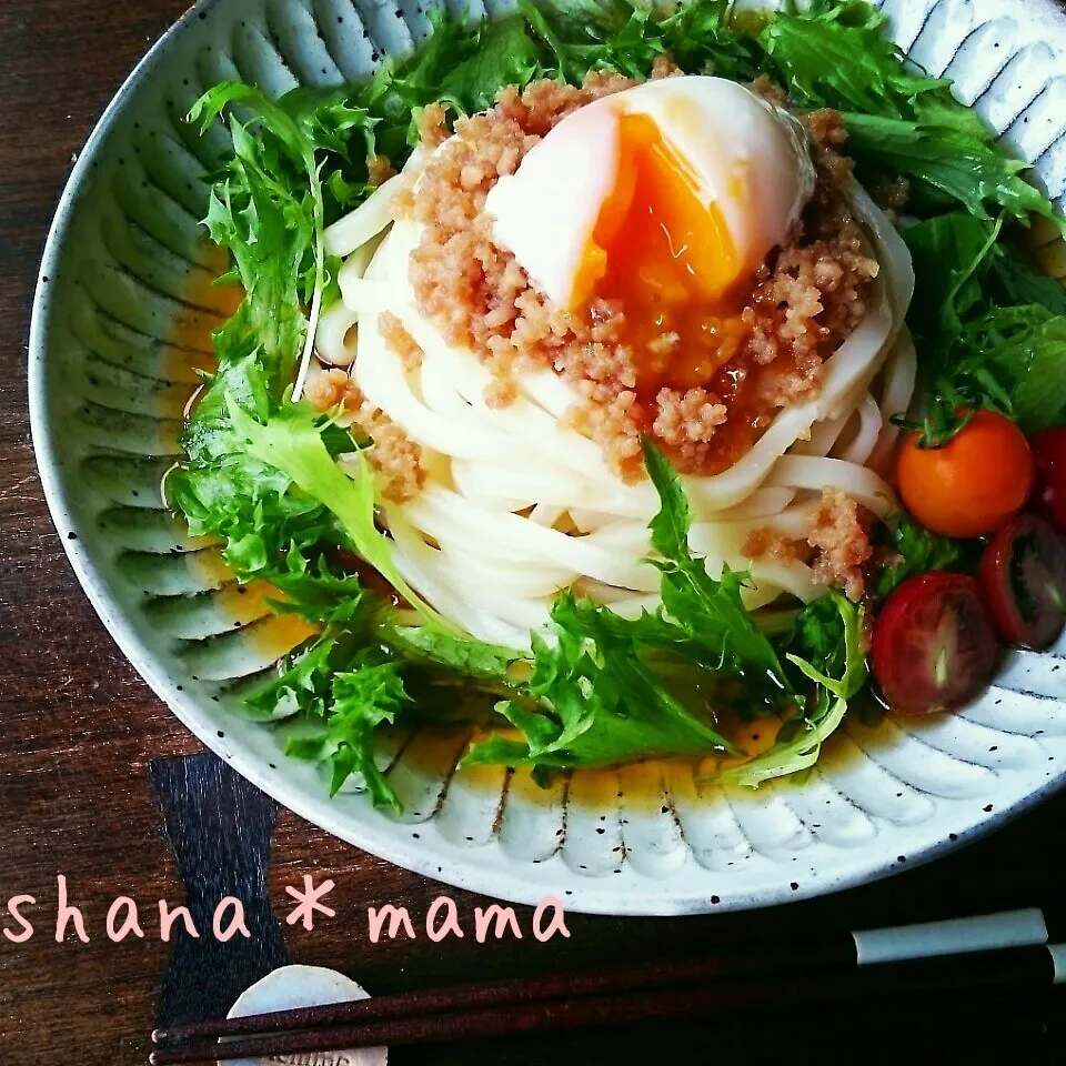 基本の鶏そぼろで♪そぼろと温玉のサラダうどん♪|しゃなママさん