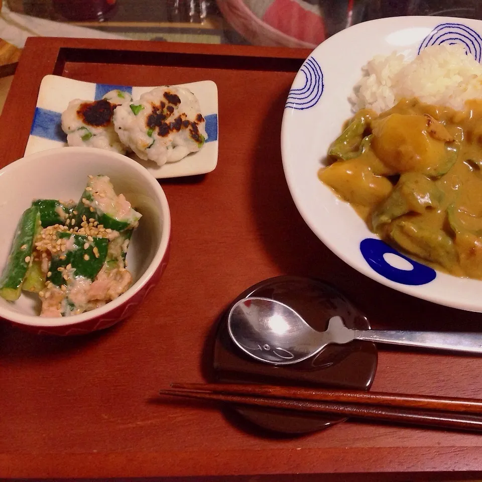 Snapdishの料理写真:豆乳カレーとまねっこづけきゅうりの梅マヨ和え♡|はねさん