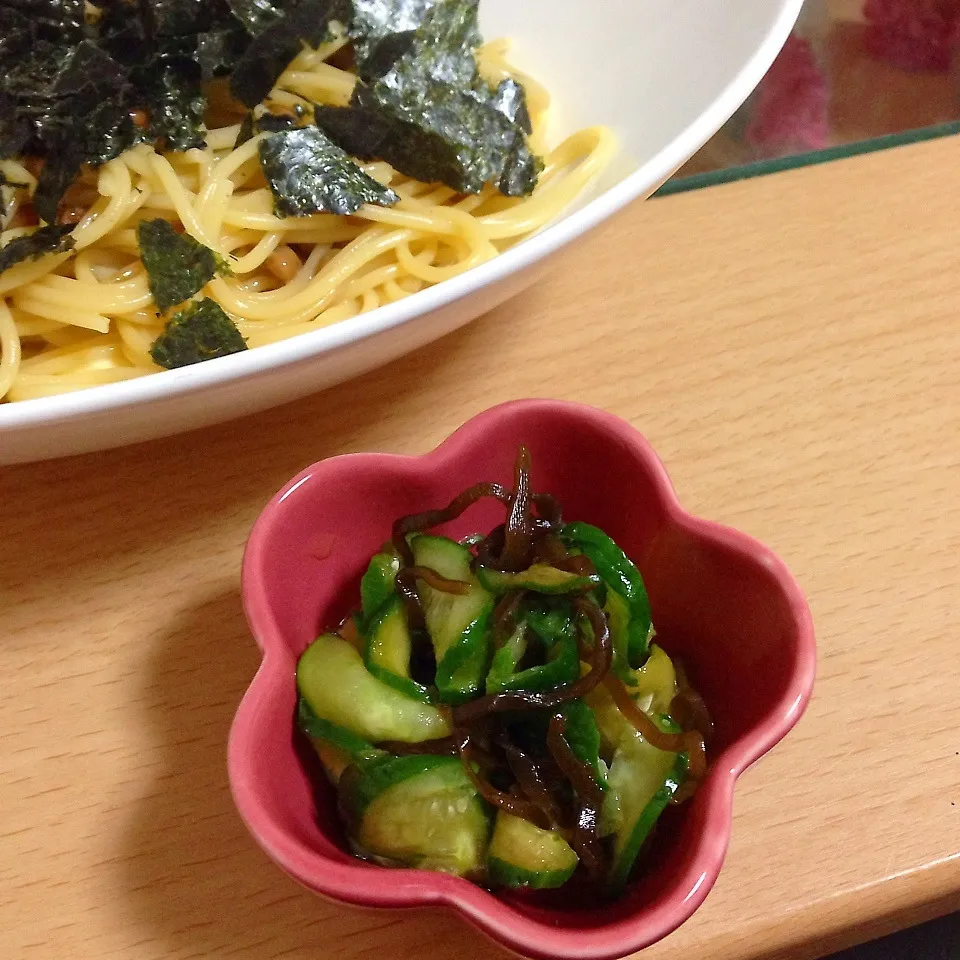 納豆パスタとキュウリの塩昆布漬物|はねさん