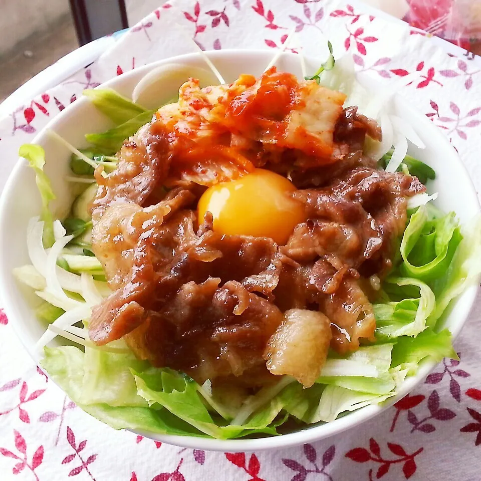 まねっこ  甘辛豚のすき焼きの味サラダキムチ添え丼！|のりさん