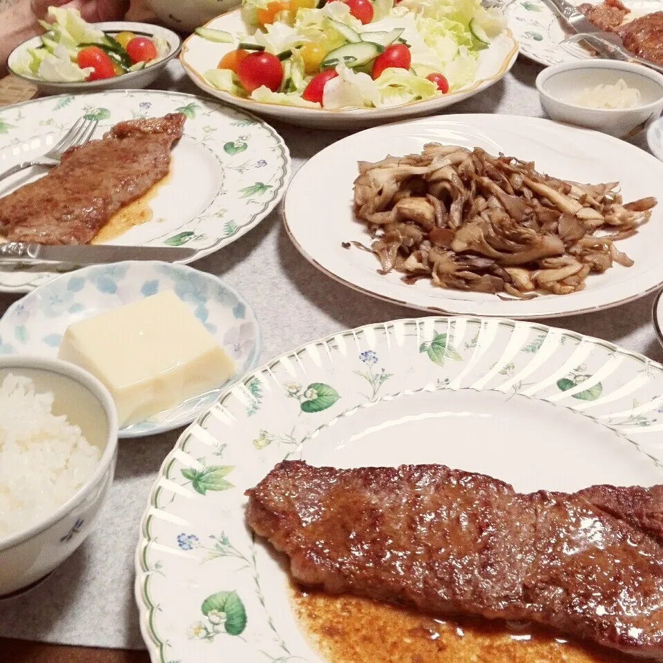 牛ステーキの実家夕飯♪|えっこさん