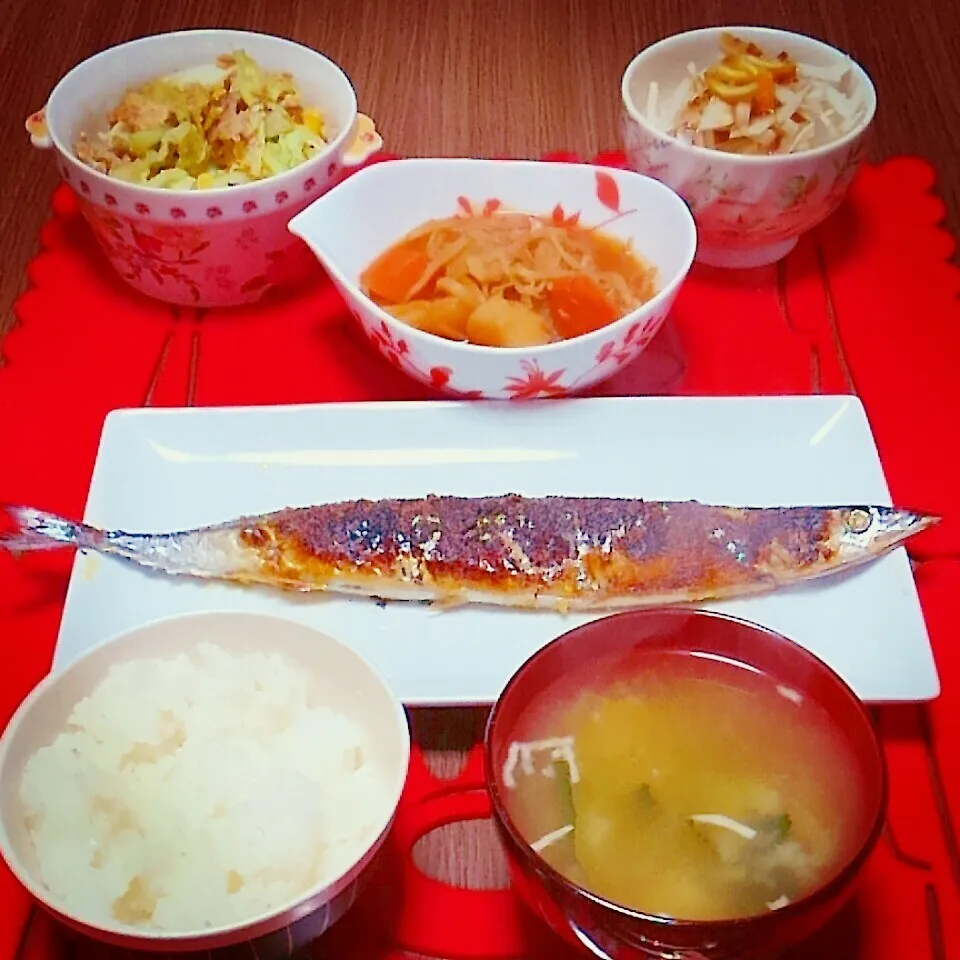 間違って右側向かせて焼いちゃった秋刀魚夕飯|えっこさん