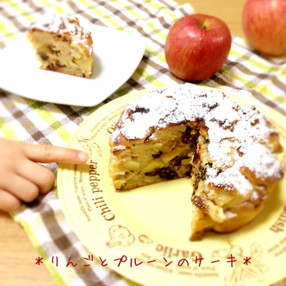 Snapdishの料理写真:りんごとドライプルーンのケーキ＊鉄分補給♫|＊ゆき＊さん