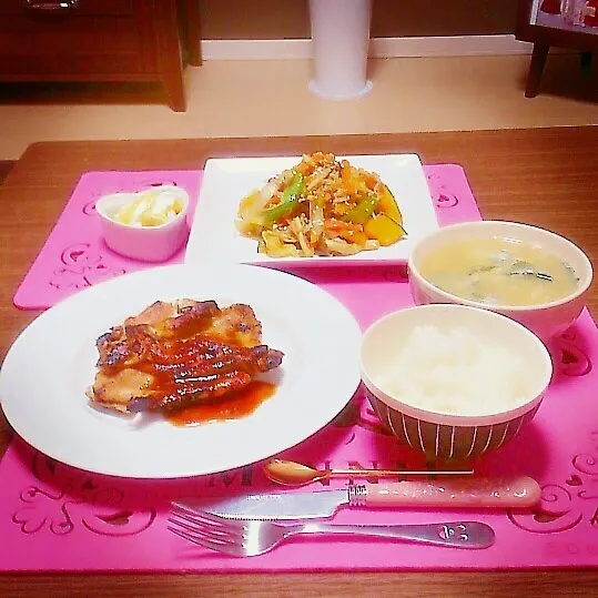 Snapdishの料理写真:グリルチキンと野菜炒めの夕飯|えっこさん