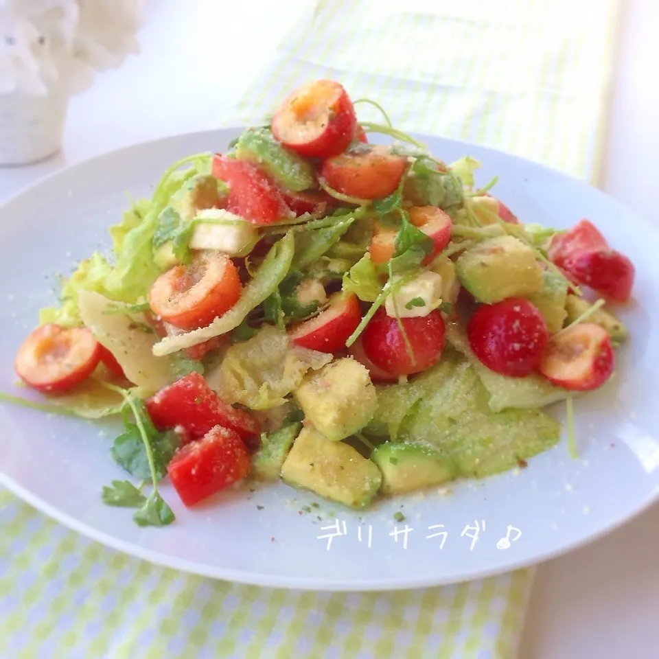 Snapdishの料理写真:レーニアチェリーとアボカドの華やか梅雨サラダ♫|＊ゆき＊さん