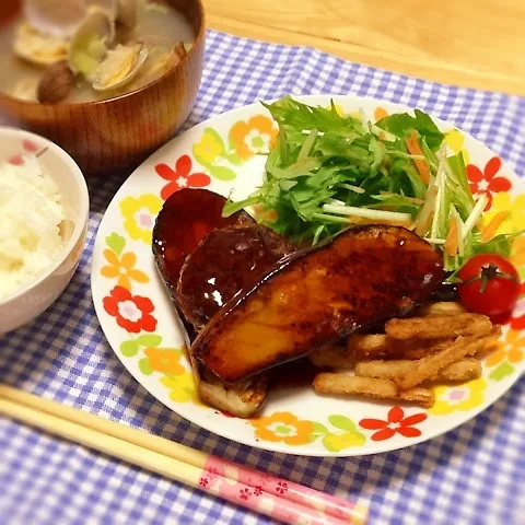 茄子バーグと濃い出汁あさり汁の夕飯♫|＊ゆき＊さん