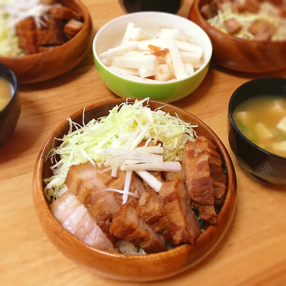 豚の角煮丼＆長芋の梅肉和え＆お豆腐と葱のお味噌汁♪|＊ゆき＊さん