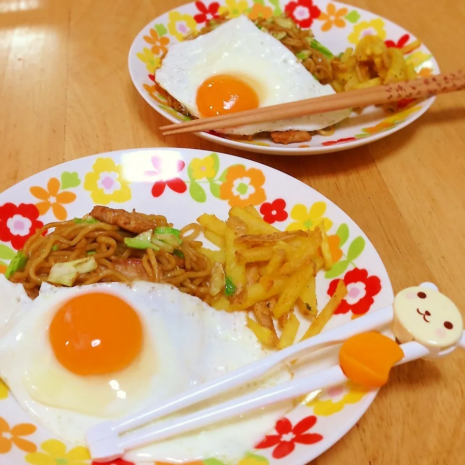 目玉焼き付き焼きそばとチーズカレーポテト♪|＊ゆき＊さん