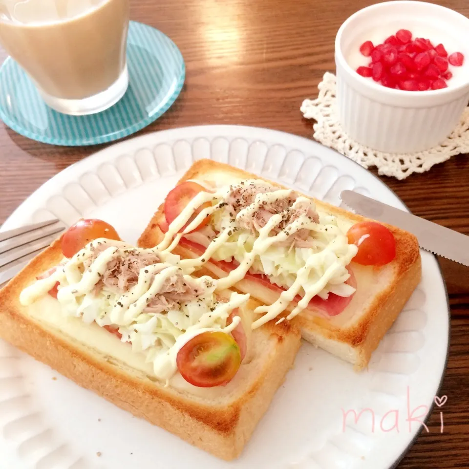 日曜日の朝食♡オープンサンドとザクロヨーグルト|makiさん