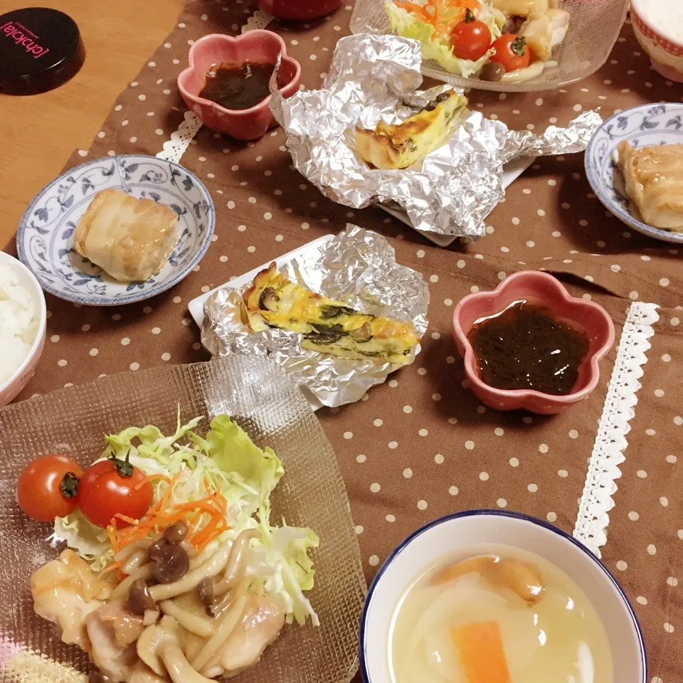 Snapdishの料理写真:鶏肉の味噌焼きと新玉ネギのスープに残り物|ピヨまるさん