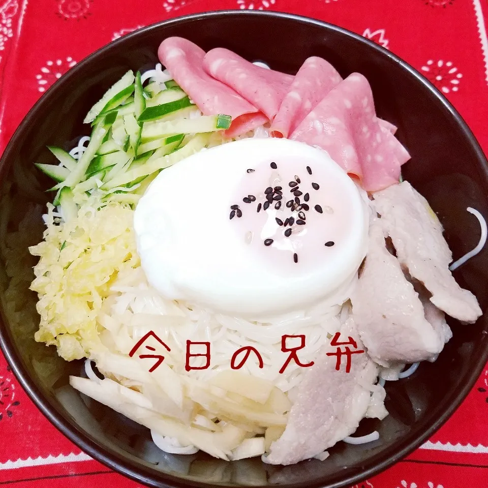 Snapdishの料理写真:今日も兄弁 ぶっかけ素麺ちょっと豪華ver|きつねこかあさんさん