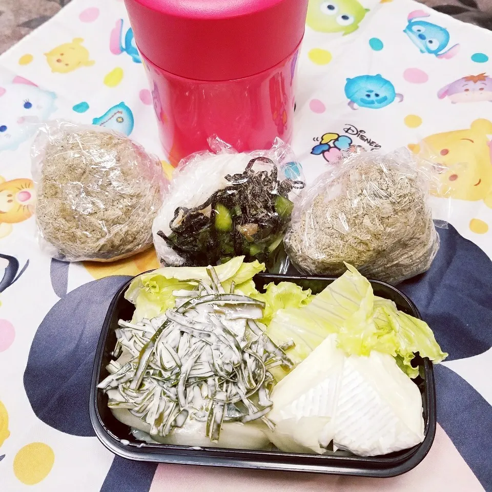 Snapdishの料理写真:娘リクエスト 3種の昆布おむすび|きつねこかあさんさん