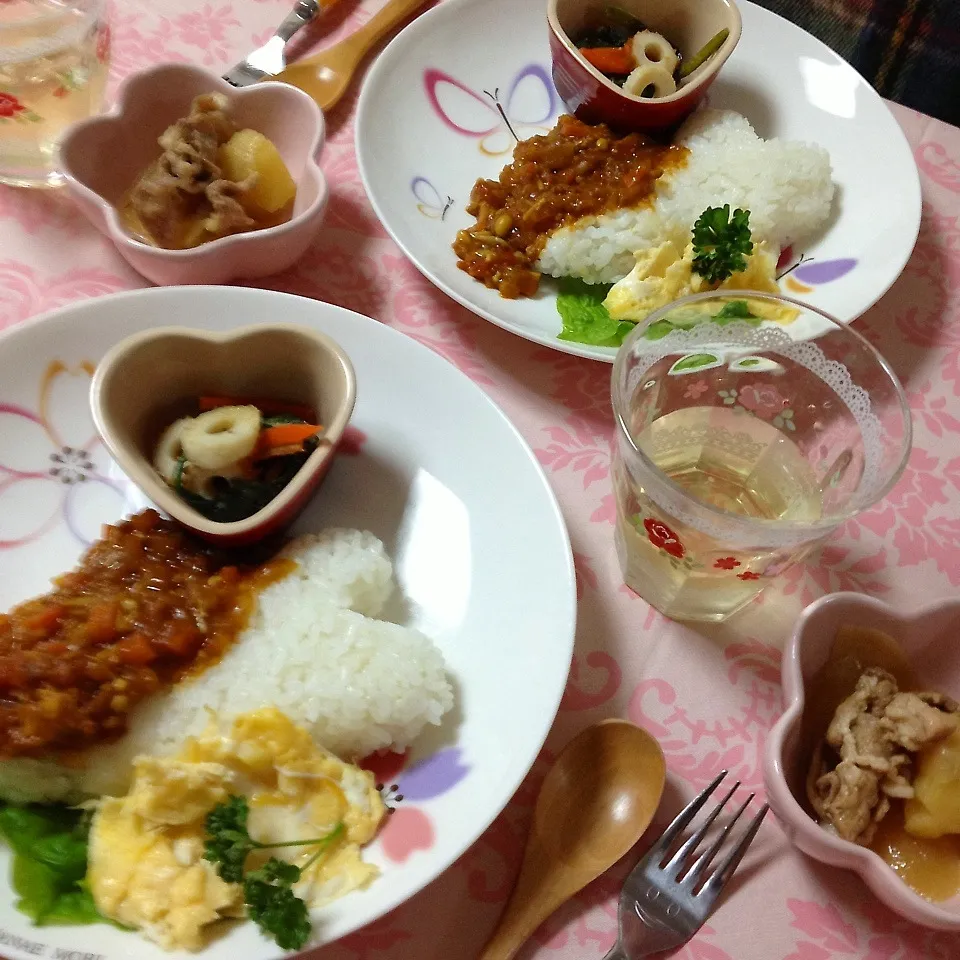 Snapdishの料理写真:トマトカレー  法蓮草のおひたし  肉じゃが|ピヨまるさん