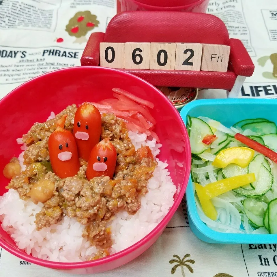 Snapdishの料理写真:ひよこ豆入りキーマカレーでダクトリオ（ポケモン）丼🍴|きつねこかあさんさん