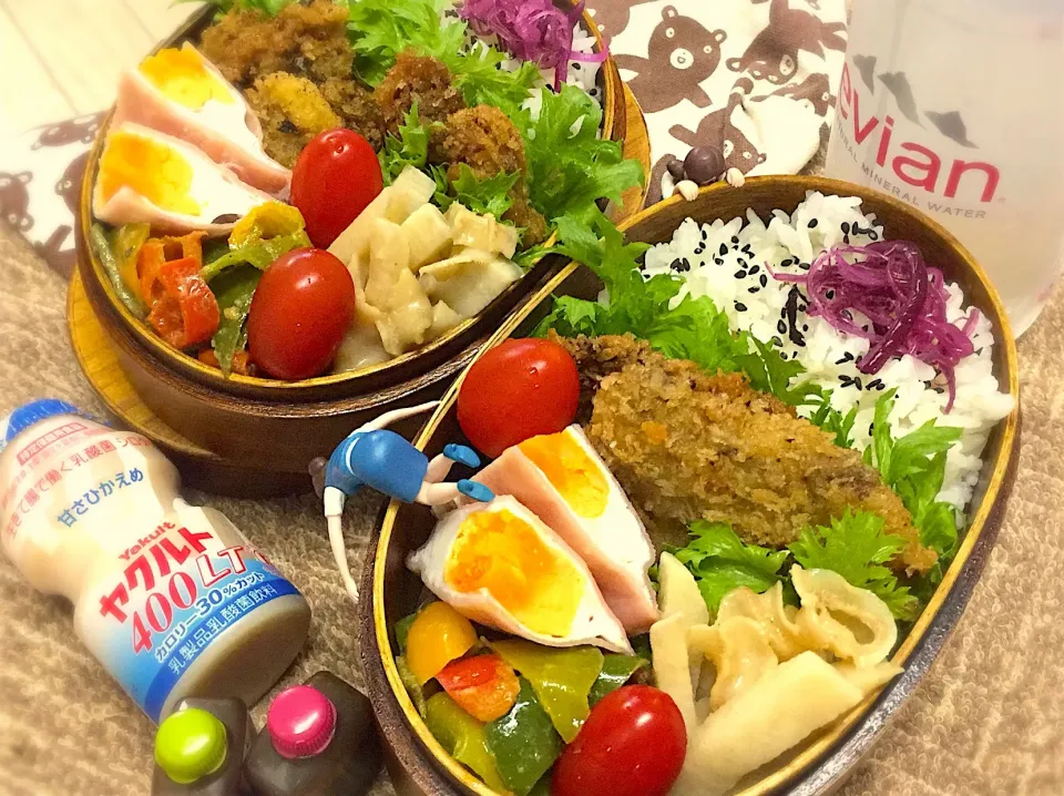 Snapdishの料理写真:鶏レバカツ🐔&ホタテ貝ひもと長芋のバター醤油&ピーマンの生七味マヨ炒め&レンチンハムエッグ&しばわかめ&わさび菜&プチトマト🍅の夫婦お弁当♪

 #弁当  #フチ子 #鶏レバカツ|桃実さん